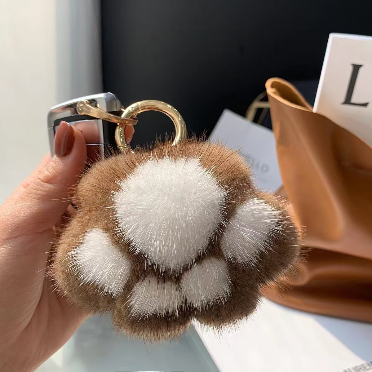 Llavero de peluche con forma de patita de gato