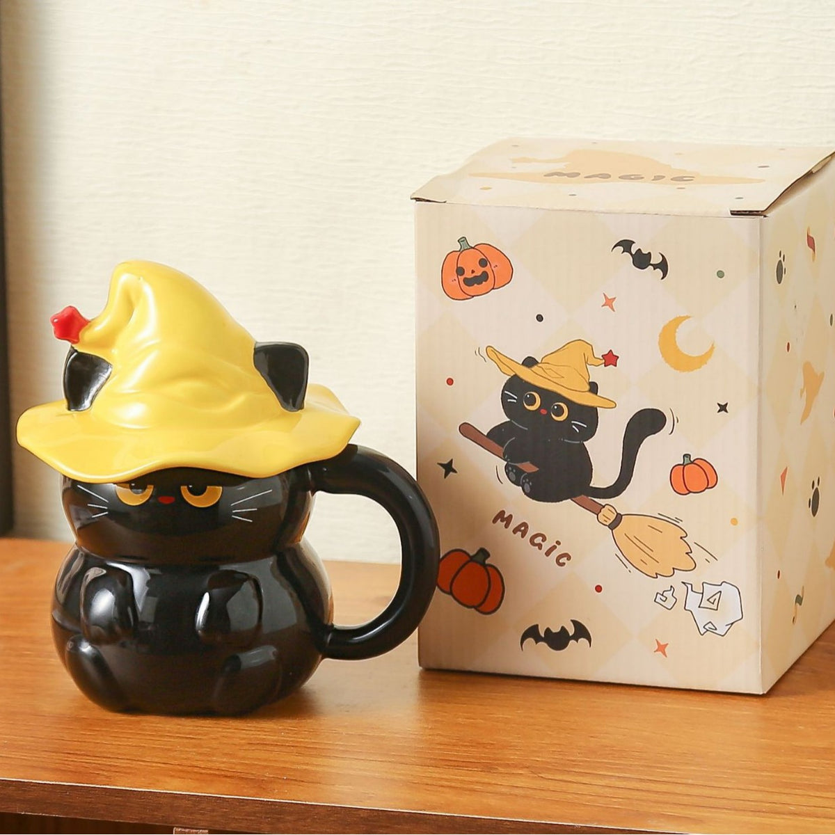 Taza de cerámica con gato y sombrero de mago