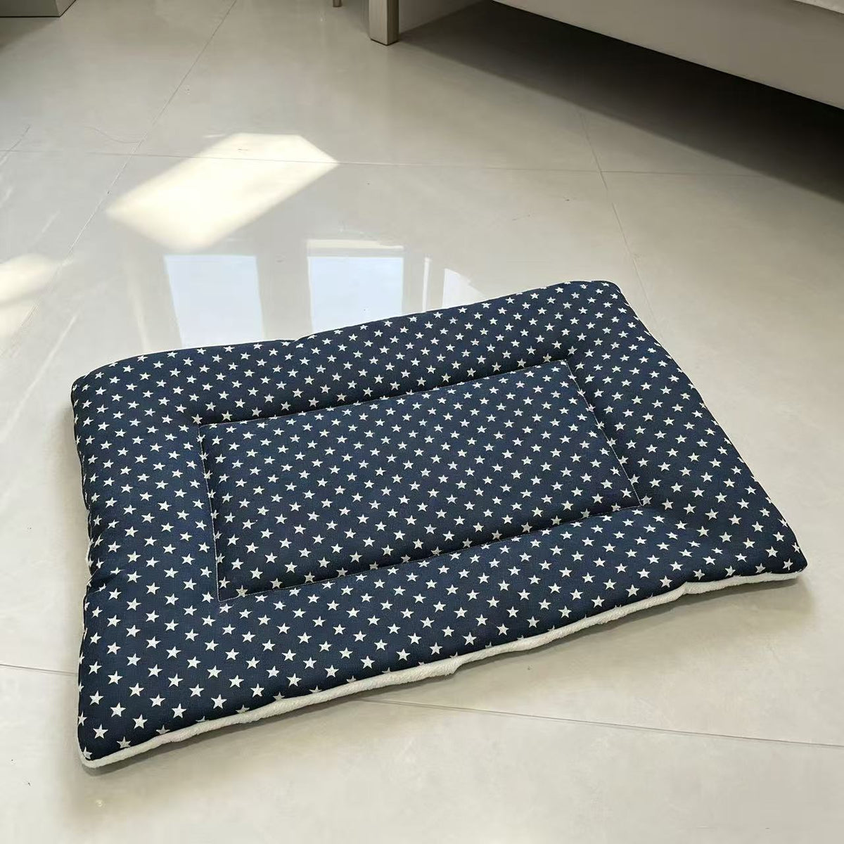 Colchoneta lavable de descanso para mascotas – Azul estrellas