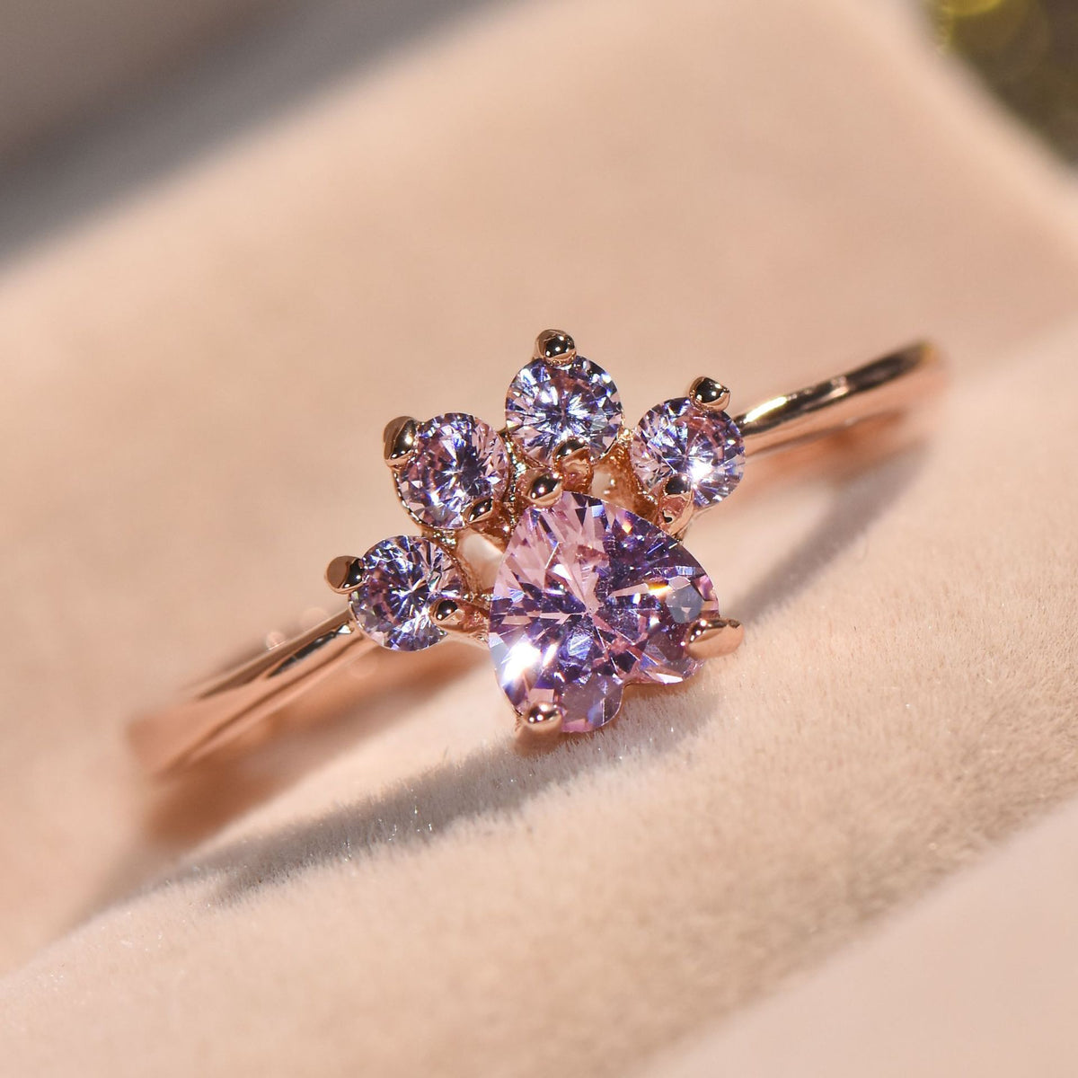 Anillo ajustable con huella de gato y circonitas