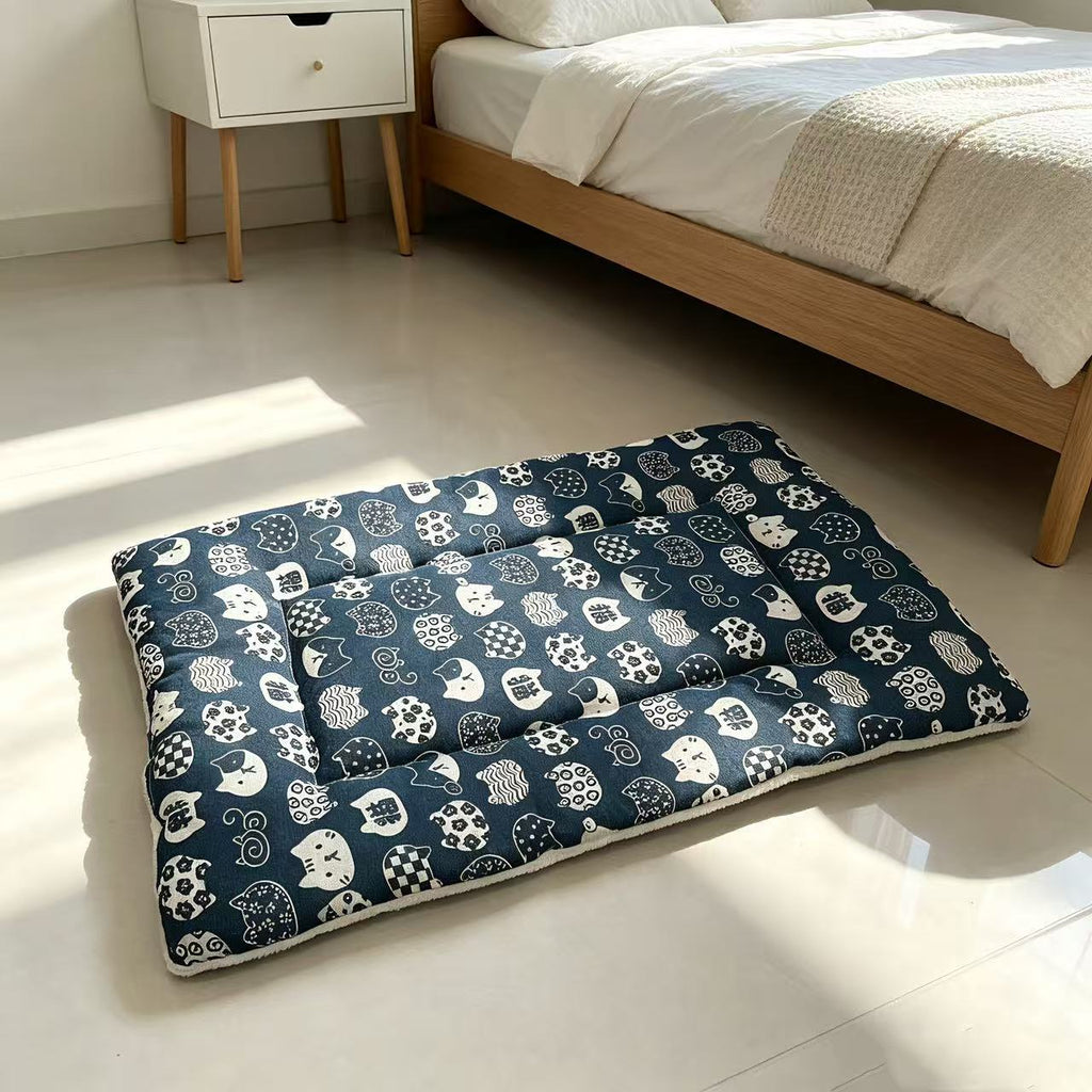 Colchoneta lavable de descanso para mascotas – Gato de la suerte azul
