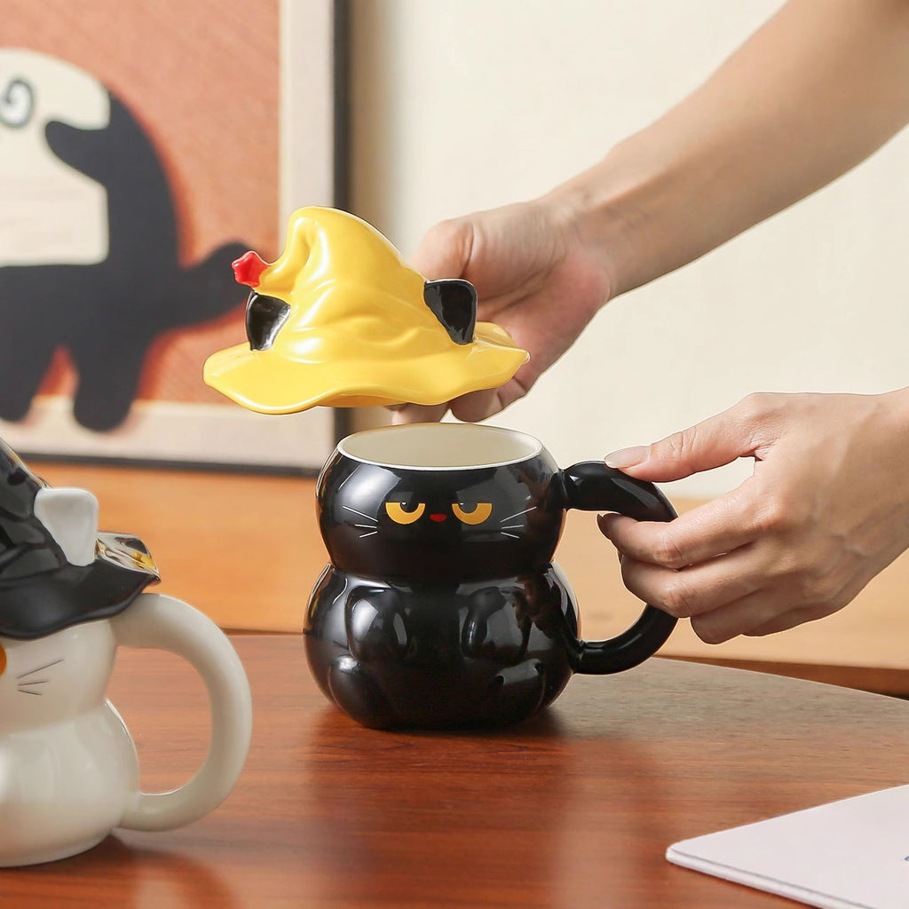 Taza de cerámica con gato y sombrero de mago