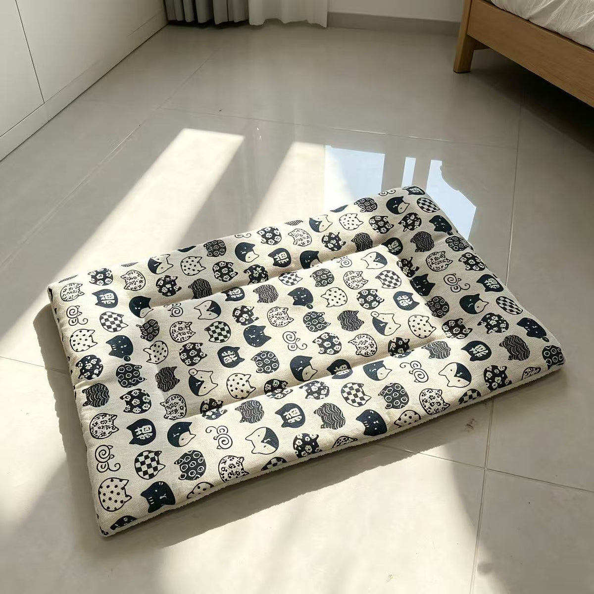 Colchoneta lavable de descanso para mascotas – Gato de la suerte blanco