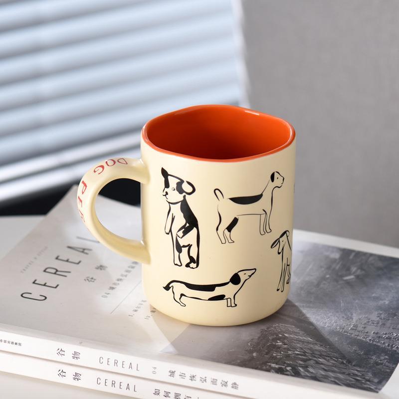 Taza de cerámica con perros y gatos de dibujos