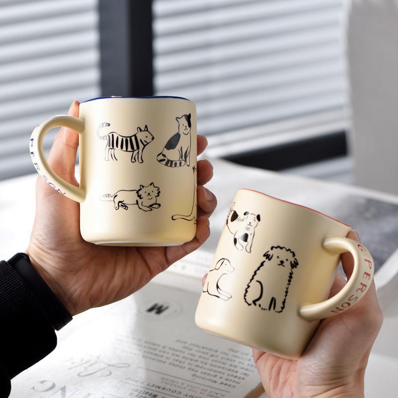 Taza de cerámica con perros y gatos de dibujos