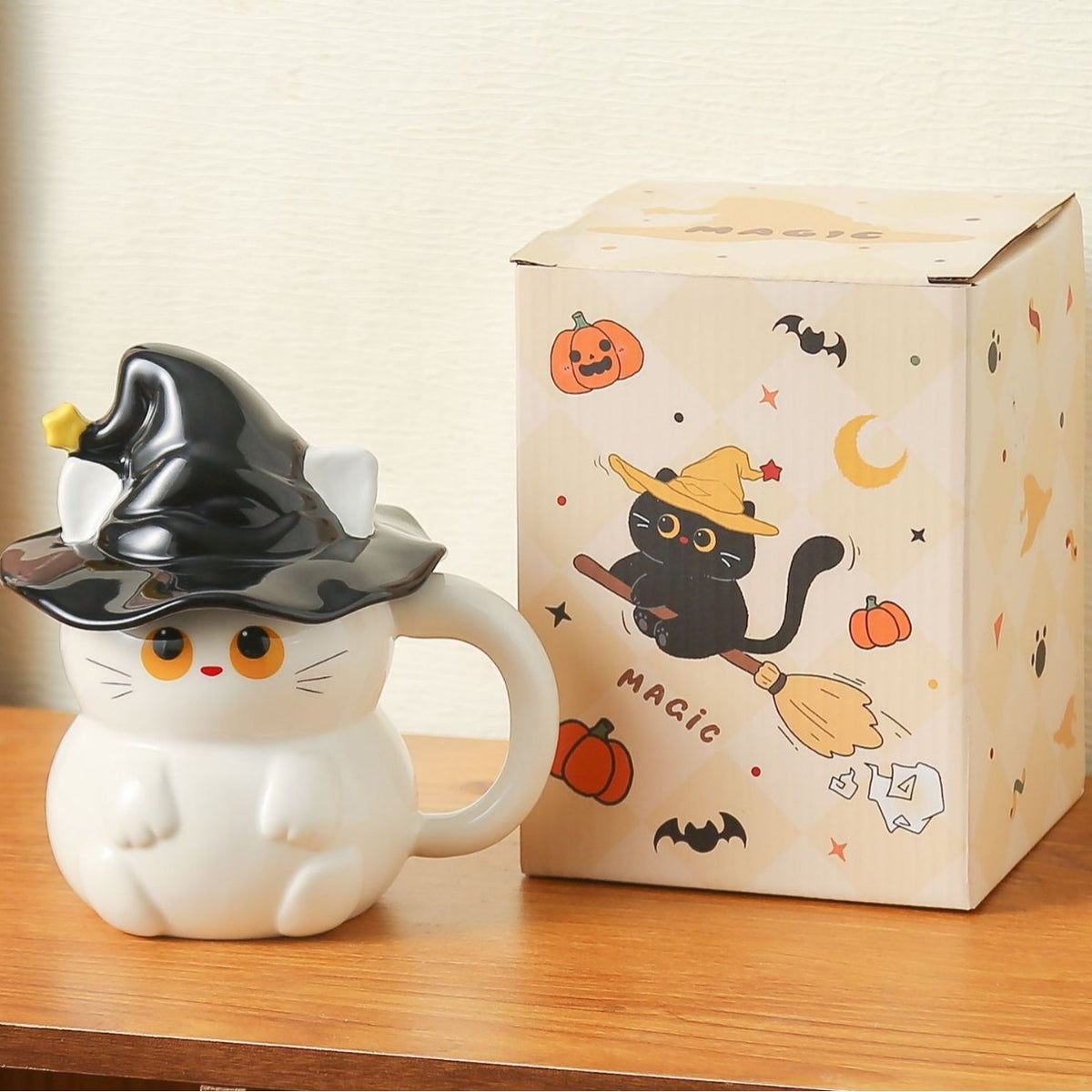 Taza de cerámica con gato y sombrero de mago