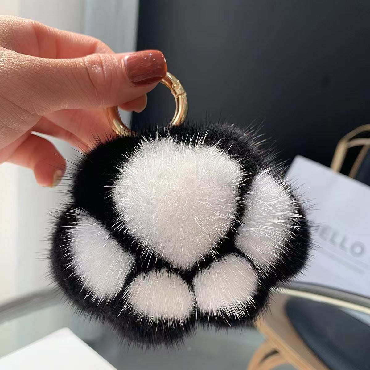 Llavero de peluche con forma de patita de gato