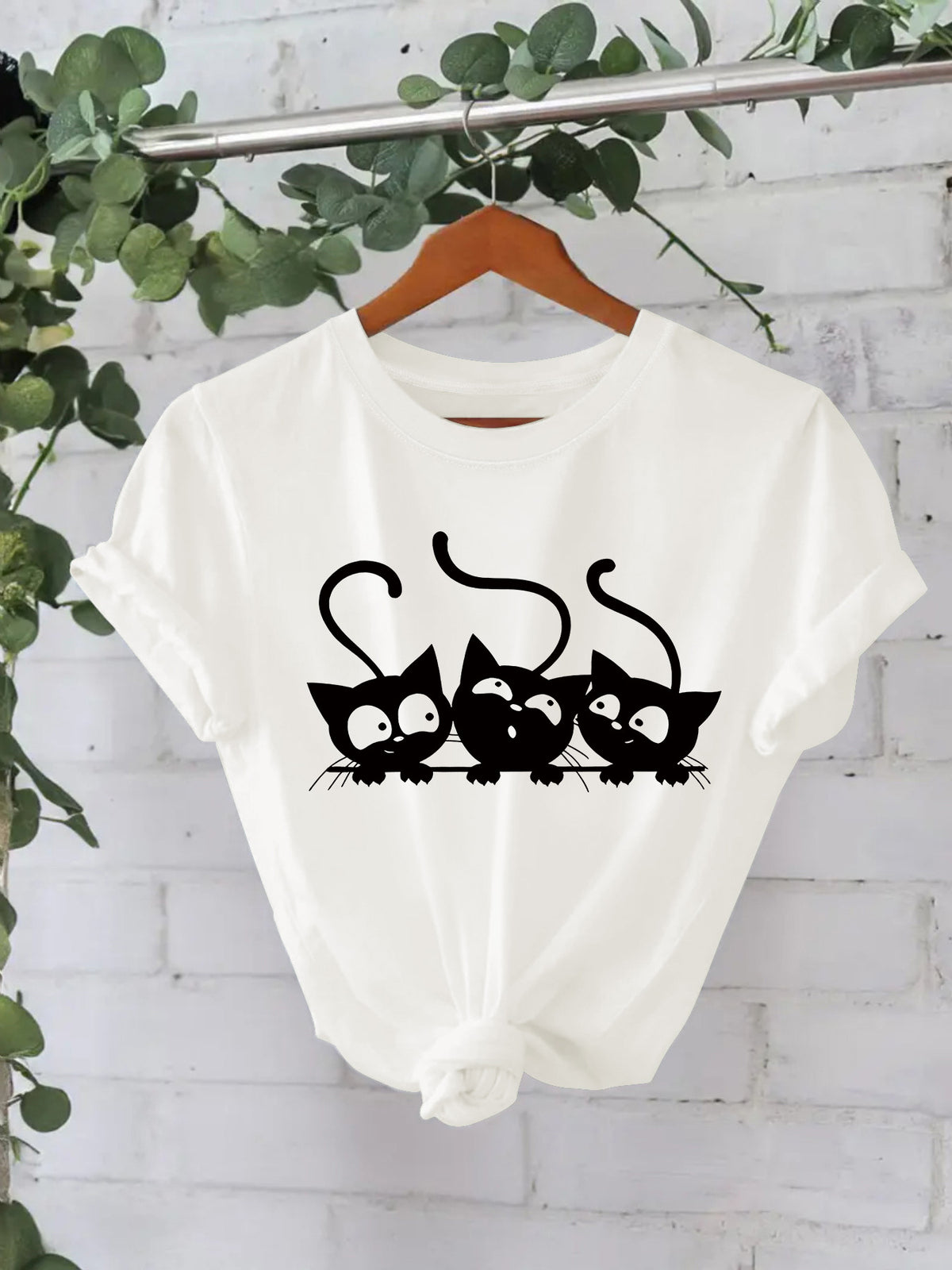 Camiseta estampada de tres gatos