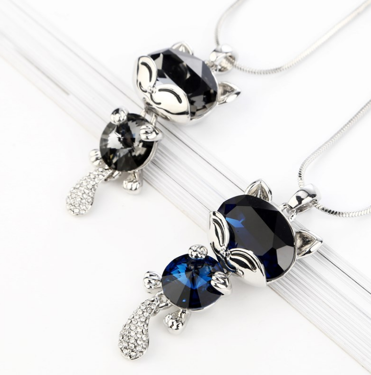 Collar con colgante de gato de cristal