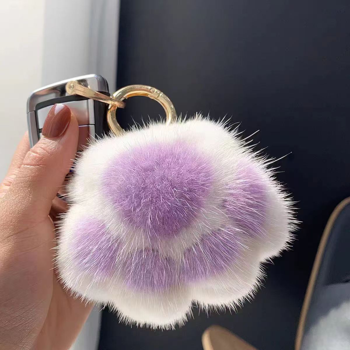 Llavero de peluche con forma de patita de gato