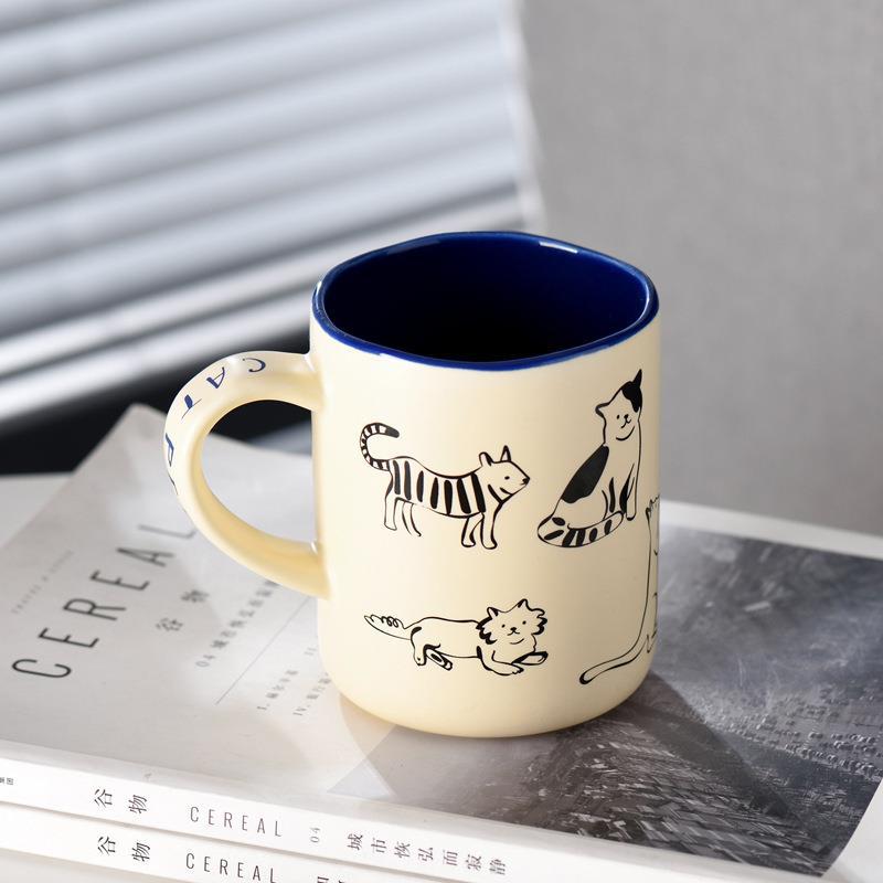 Taza de cerámica con perros y gatos de dibujos