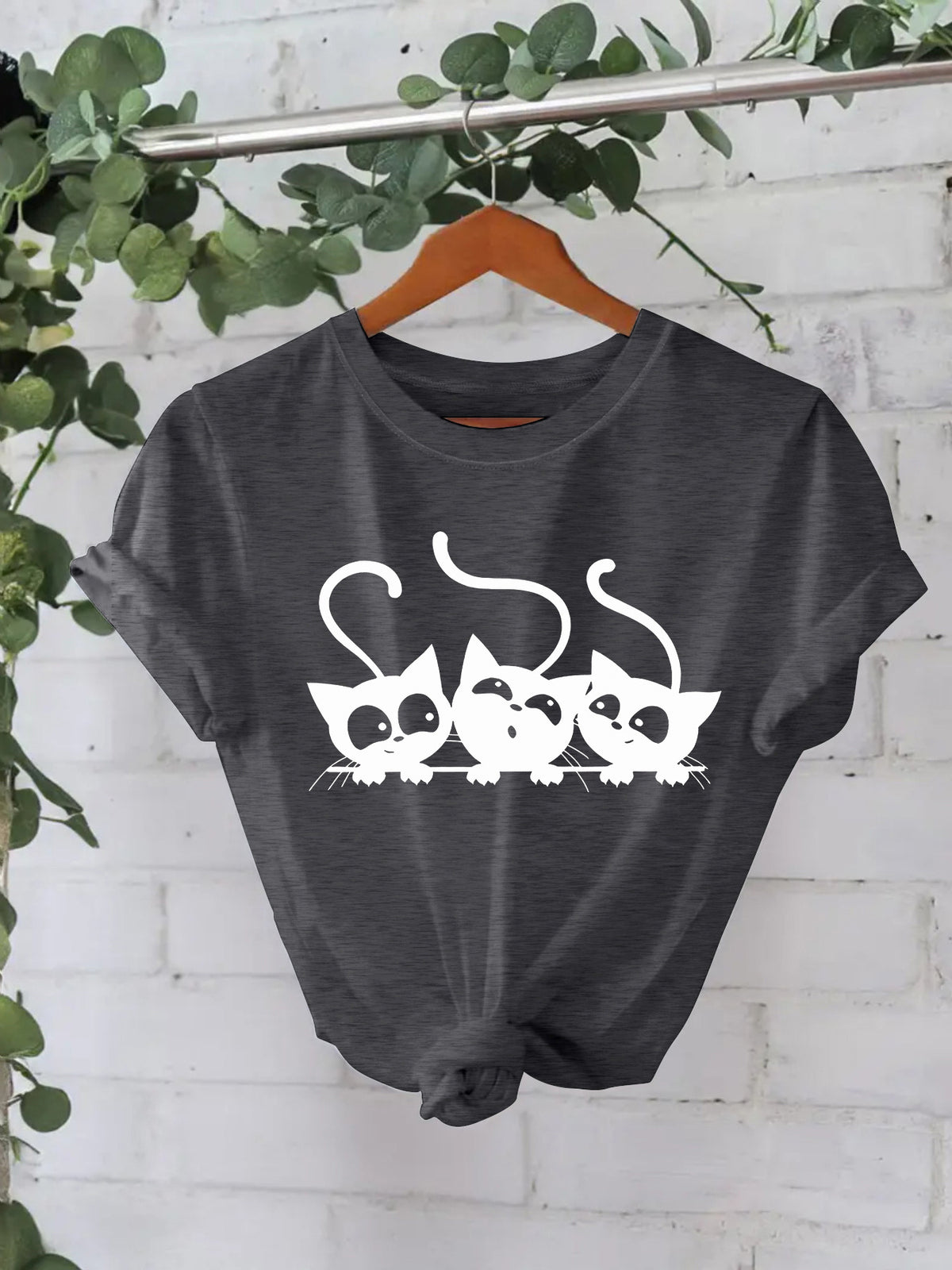 Camiseta estampada de tres gatos