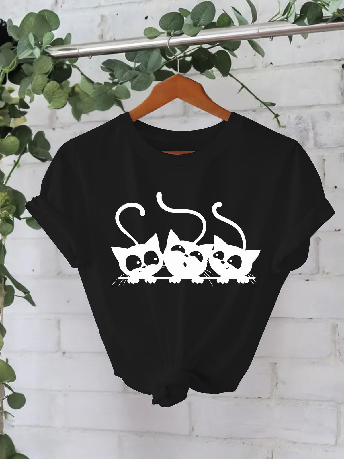 Camiseta estampada de tres gatos