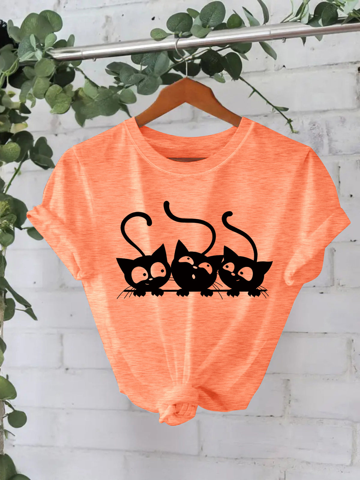 Camiseta estampada de tres gatos