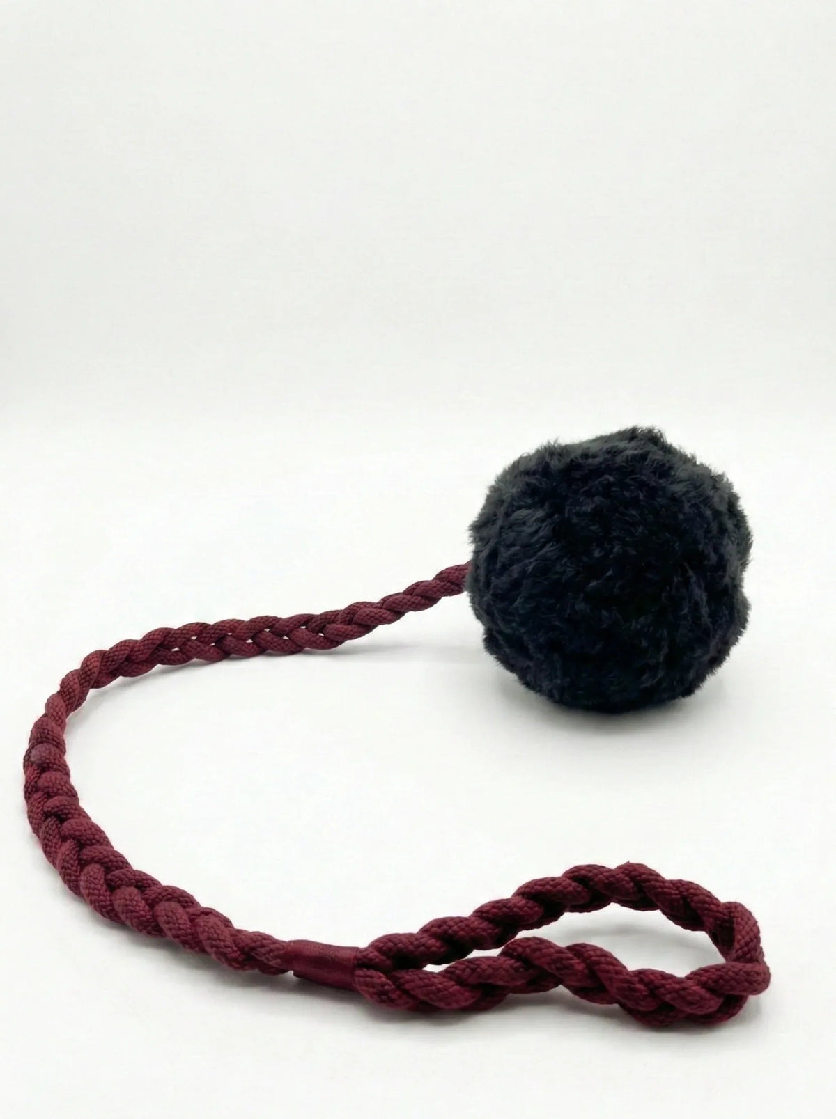 Juguete de tirón con pompón de lana negro