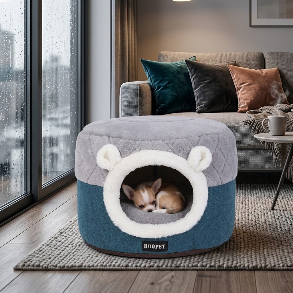 Cama cueva de felpa cálida con chihuahua en salón moderno