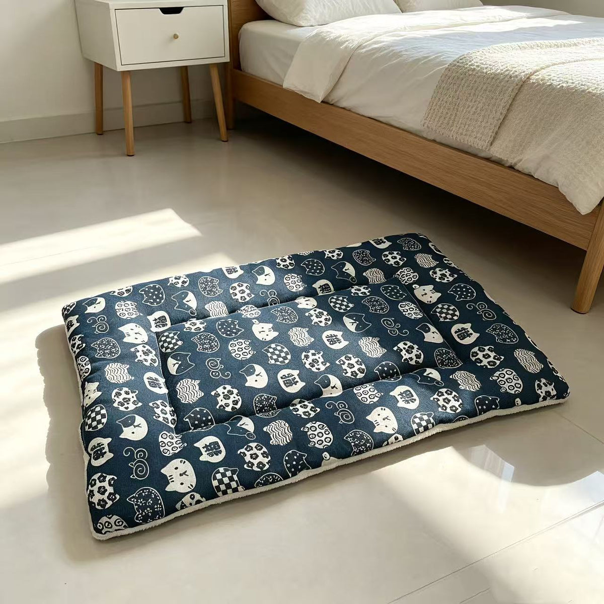 Colchoneta lavable de descanso para mascotas – Gato de la suerte azul