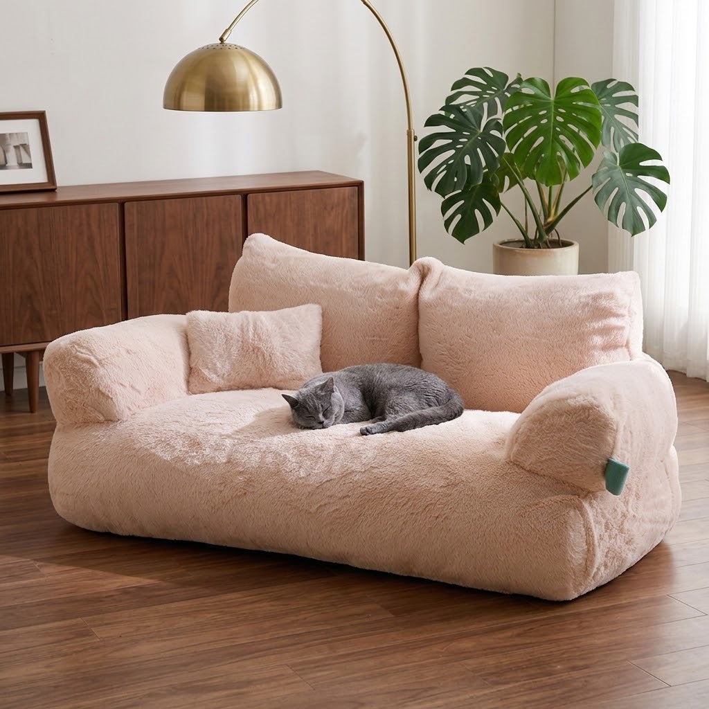 Cama sofá mullida para gatos con cojín junto a lámpara de arco