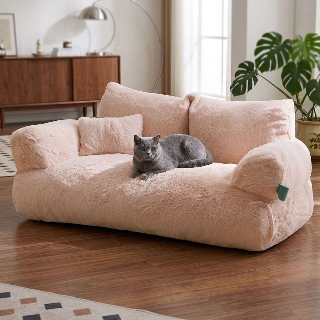 Cama sofá mullida para gatos con gato británico en salón mid-century