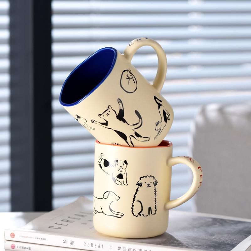 Taza de cerámica con perros y gatos de dibujos