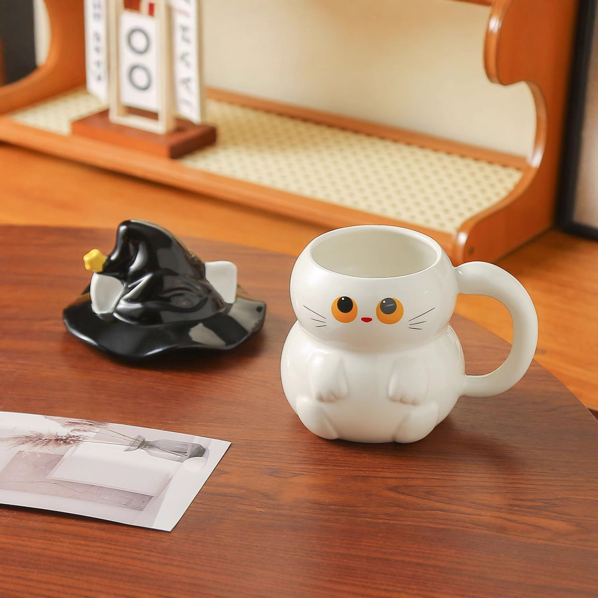 Taza de cerámica con gato y sombrero de mago