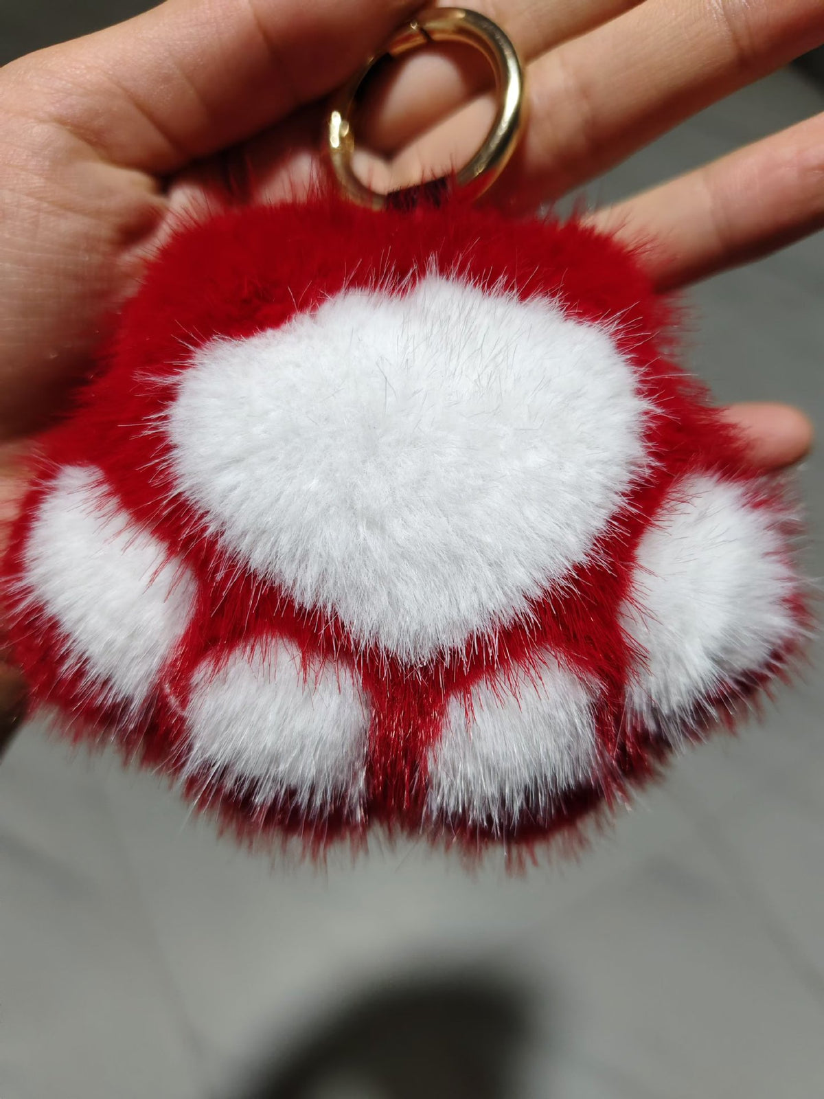 Llavero de peluche con forma de patita de gato