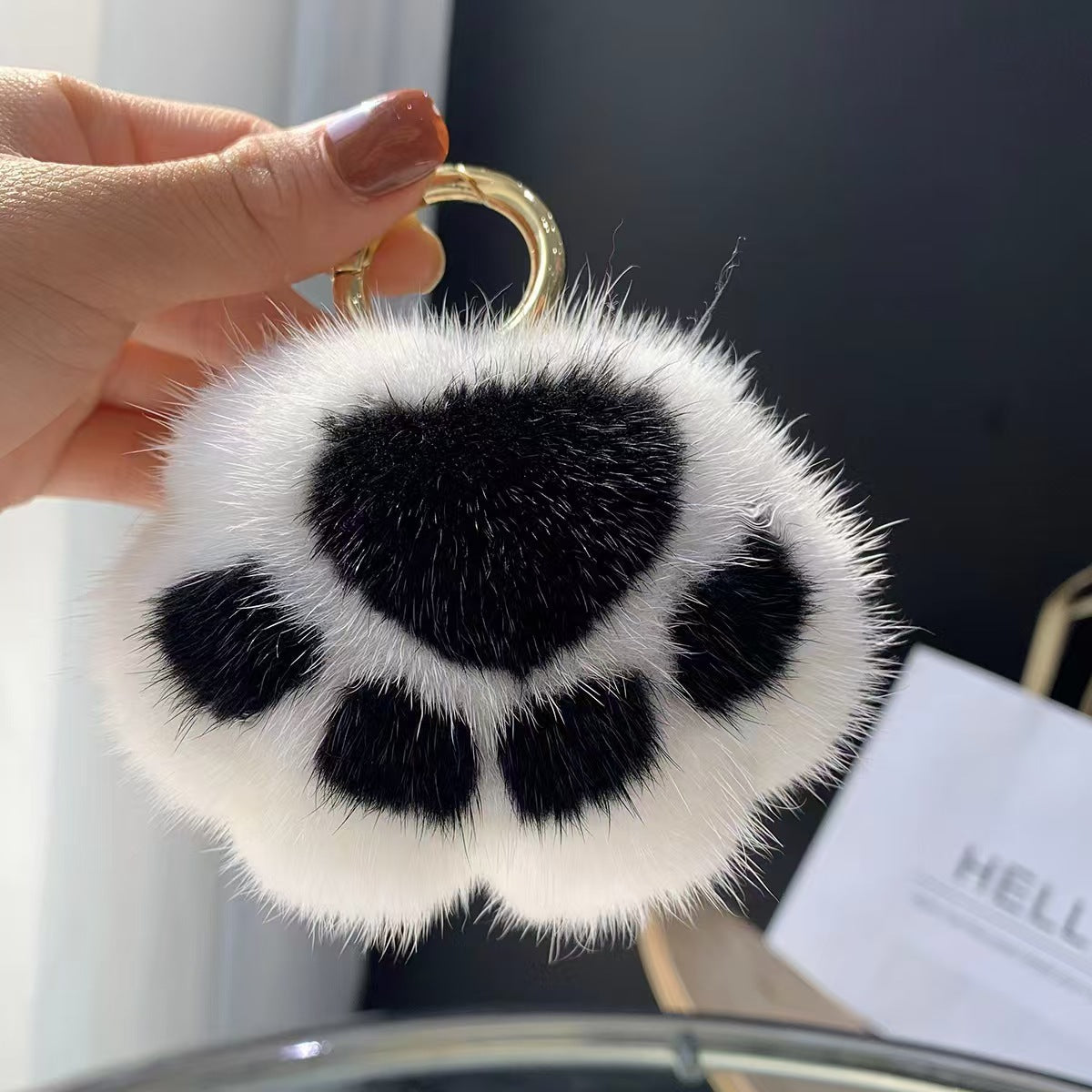 Llavero de peluche con forma de patita de gato