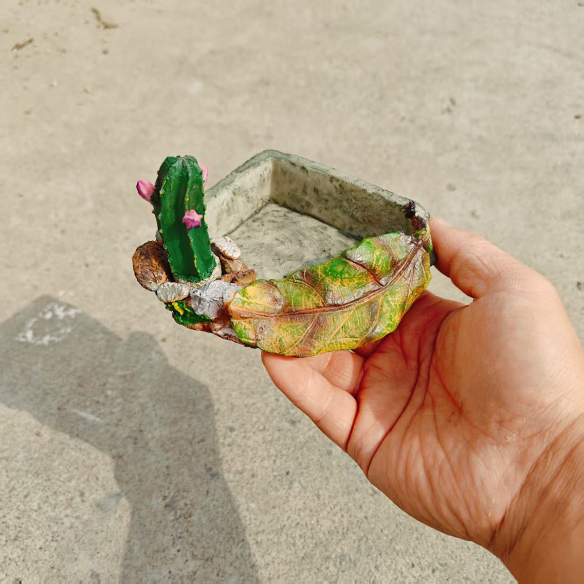 Bebedero de resina con forma de cactus