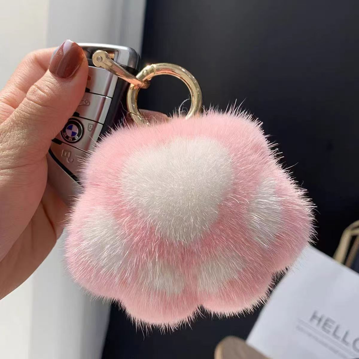 Llavero de peluche con forma de patita de gato