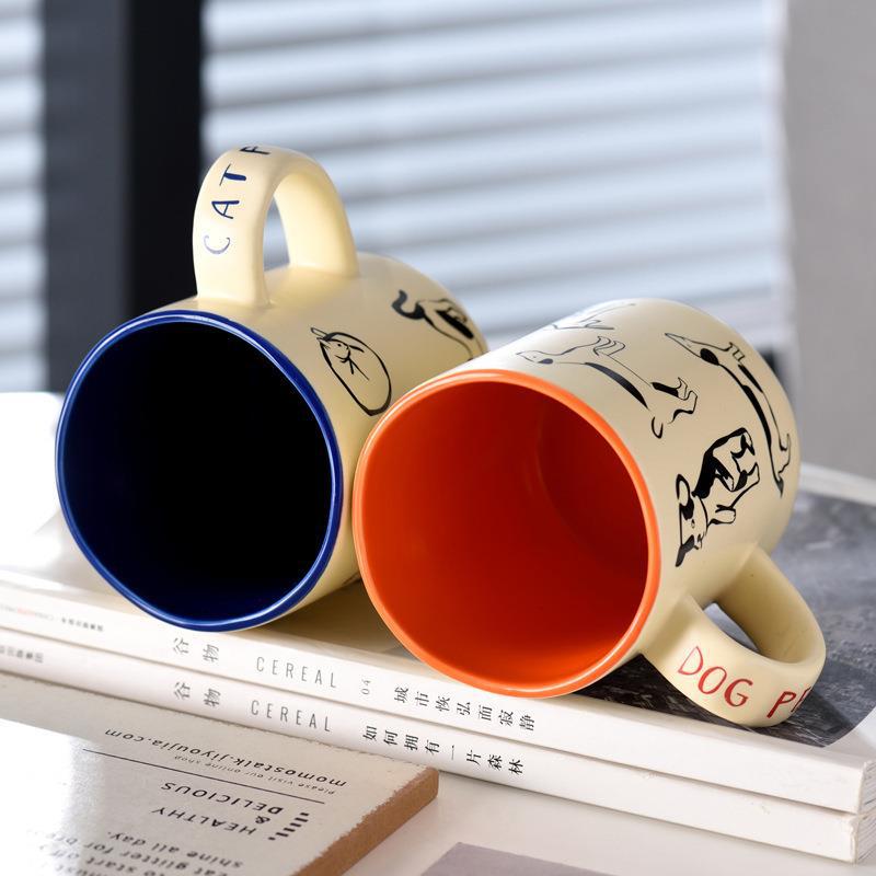 Taza de cerámica con perros y gatos de dibujos