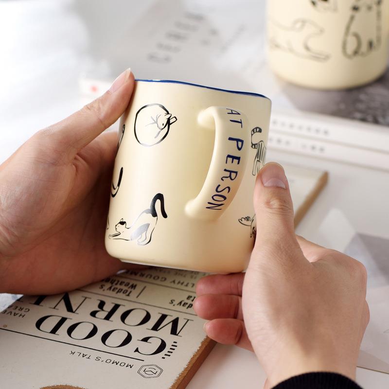 Taza de cerámica con perros y gatos de dibujos