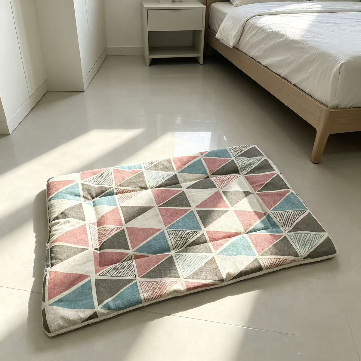 Colchoneta lavable de descanso para mascotas – Triángulos rosa