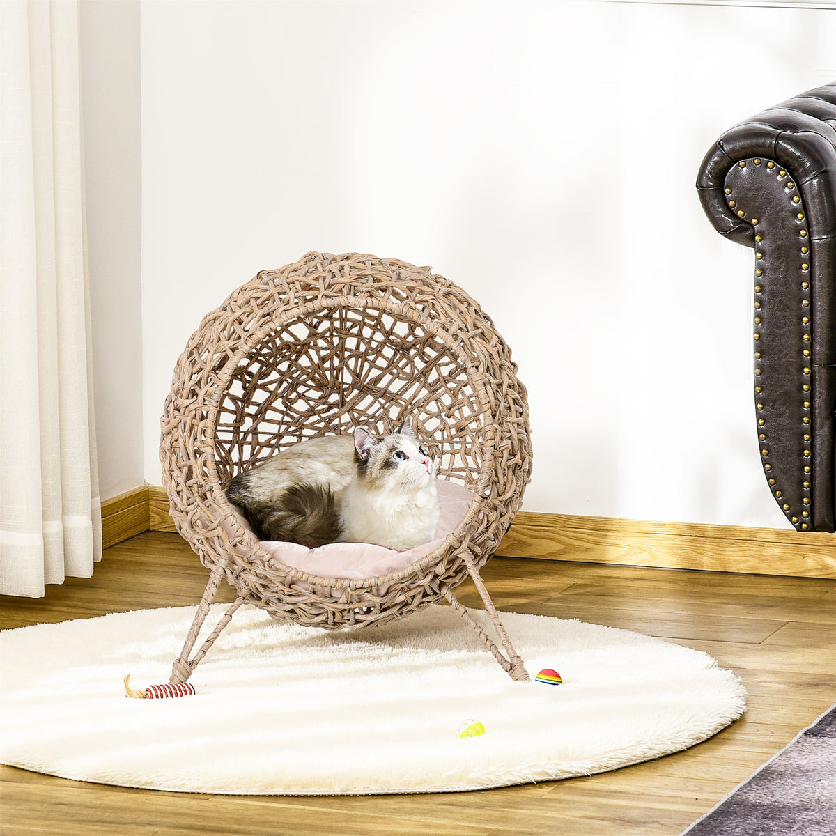 Cama cueva elevada de ratán para gatos con cojín de felpa, beige