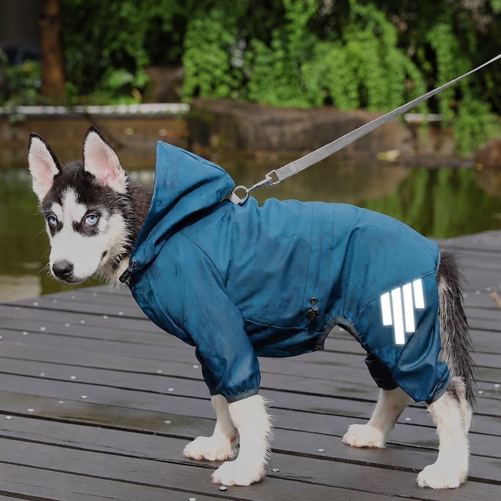 Impermeable azul con bandas reflectantes para paseos nocturnos